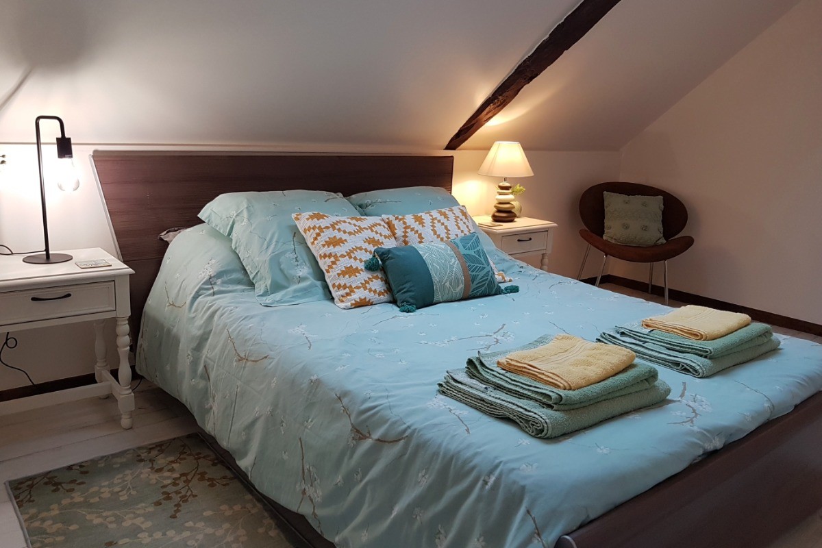 Chambre indépendante pour 2 personnes avec rangements et penderie (lit 140 cm)