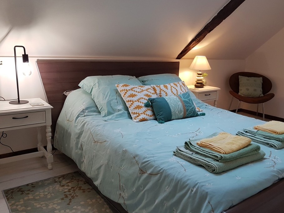 Chambre indépendante pour 2 personnes avec rangements et penderie (lit 140 cm)