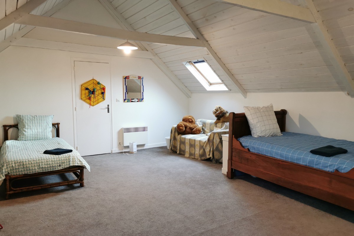 Etage 2 Grande chambre dortoir avec lit 110, 1 lit 120 et 1 lit 90