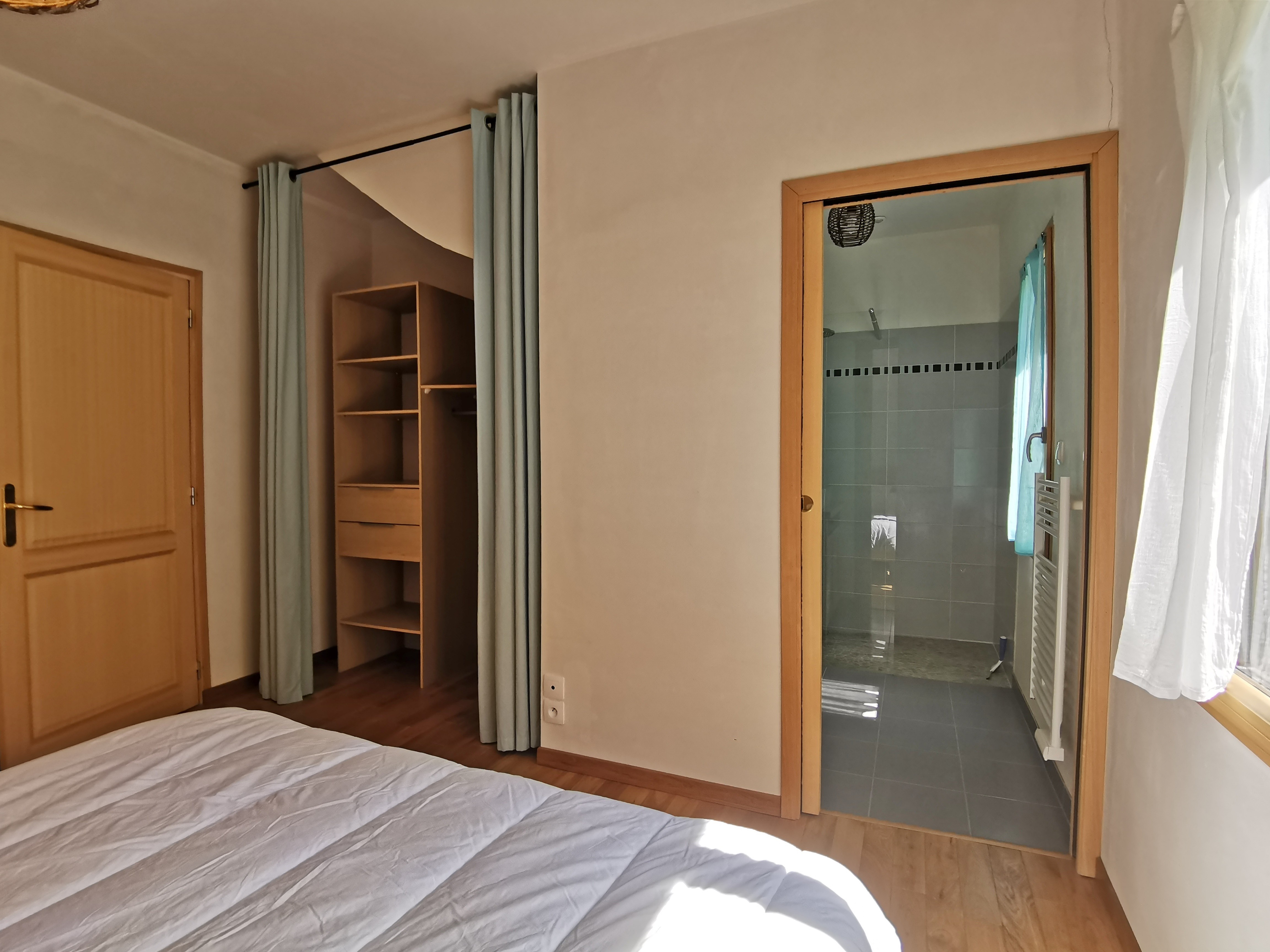 Chambre 1 avec une salle d'eau privative