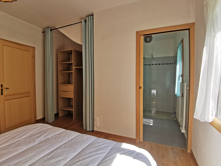 Chambre 1 avec une salle d'eau privative