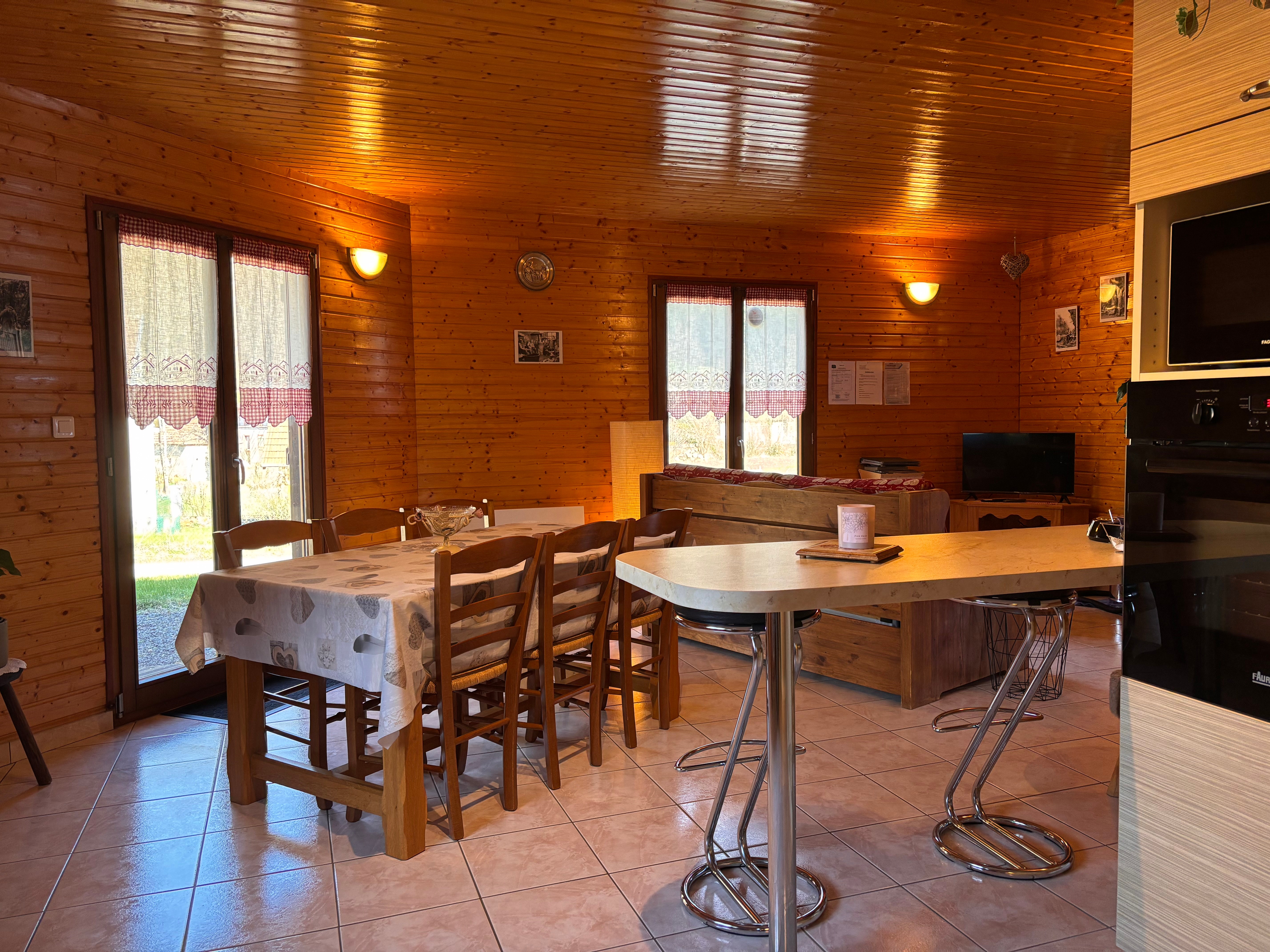Kitchen opening onto living room - Chalet Le Jauniré - Plainfaing, Vosges