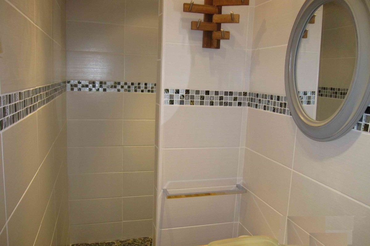 La salle d'eau avec grande douche "italienne"