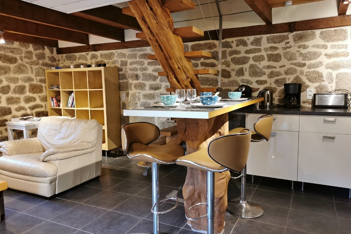 Table à hauteur normale à disposition dans la location