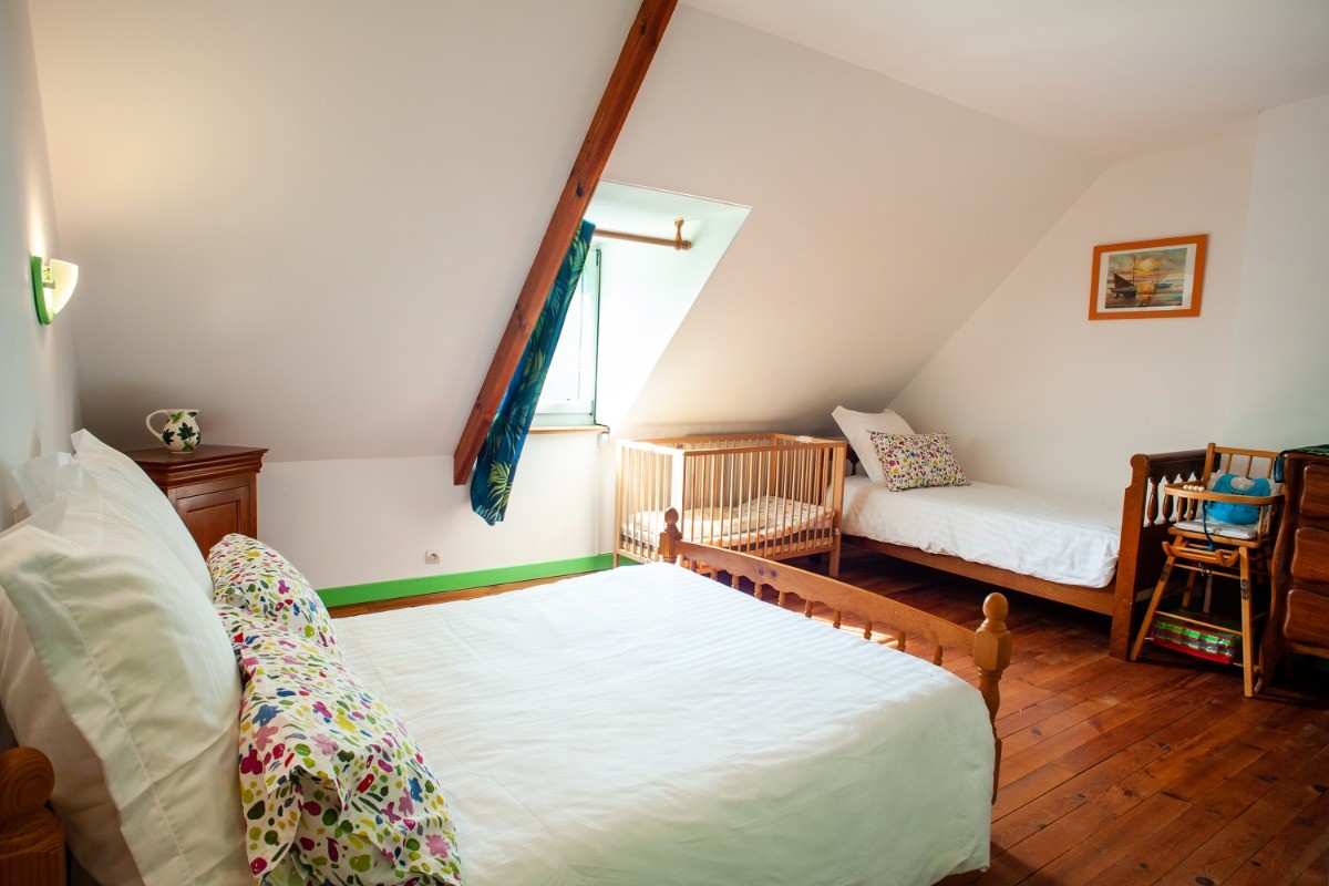 Etage chambre avec 1 lit 140/190 er 1 lit 90/190 et 1 lit bébé