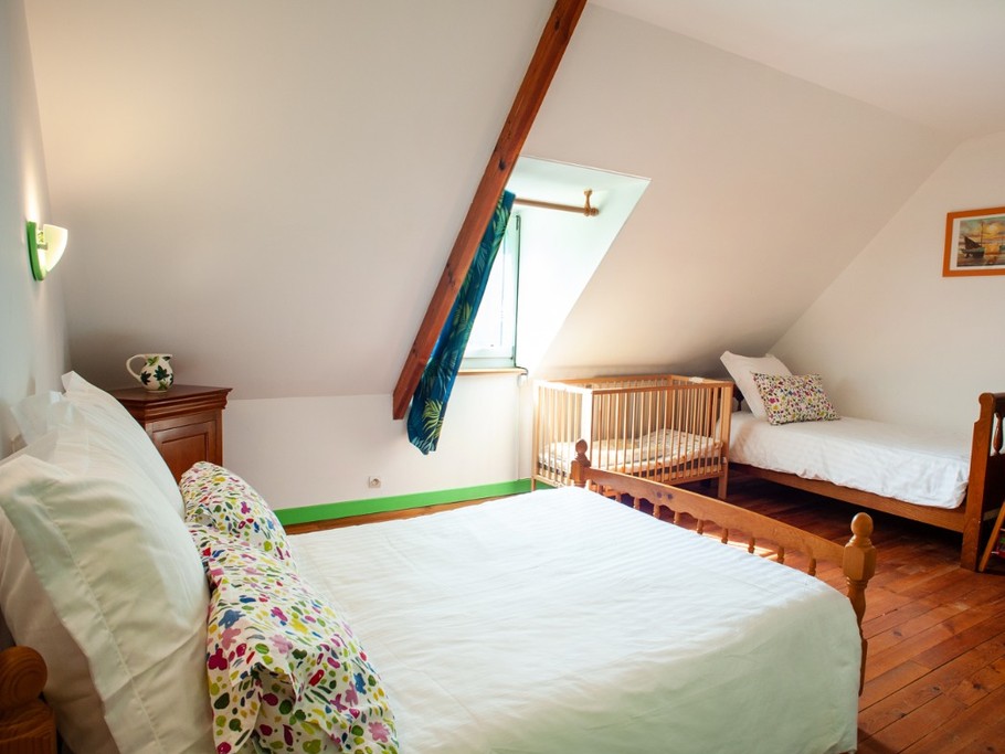 Etage chambre avec 1 lit 140/190 er 1 lit 90/190 et 1 lit bébé