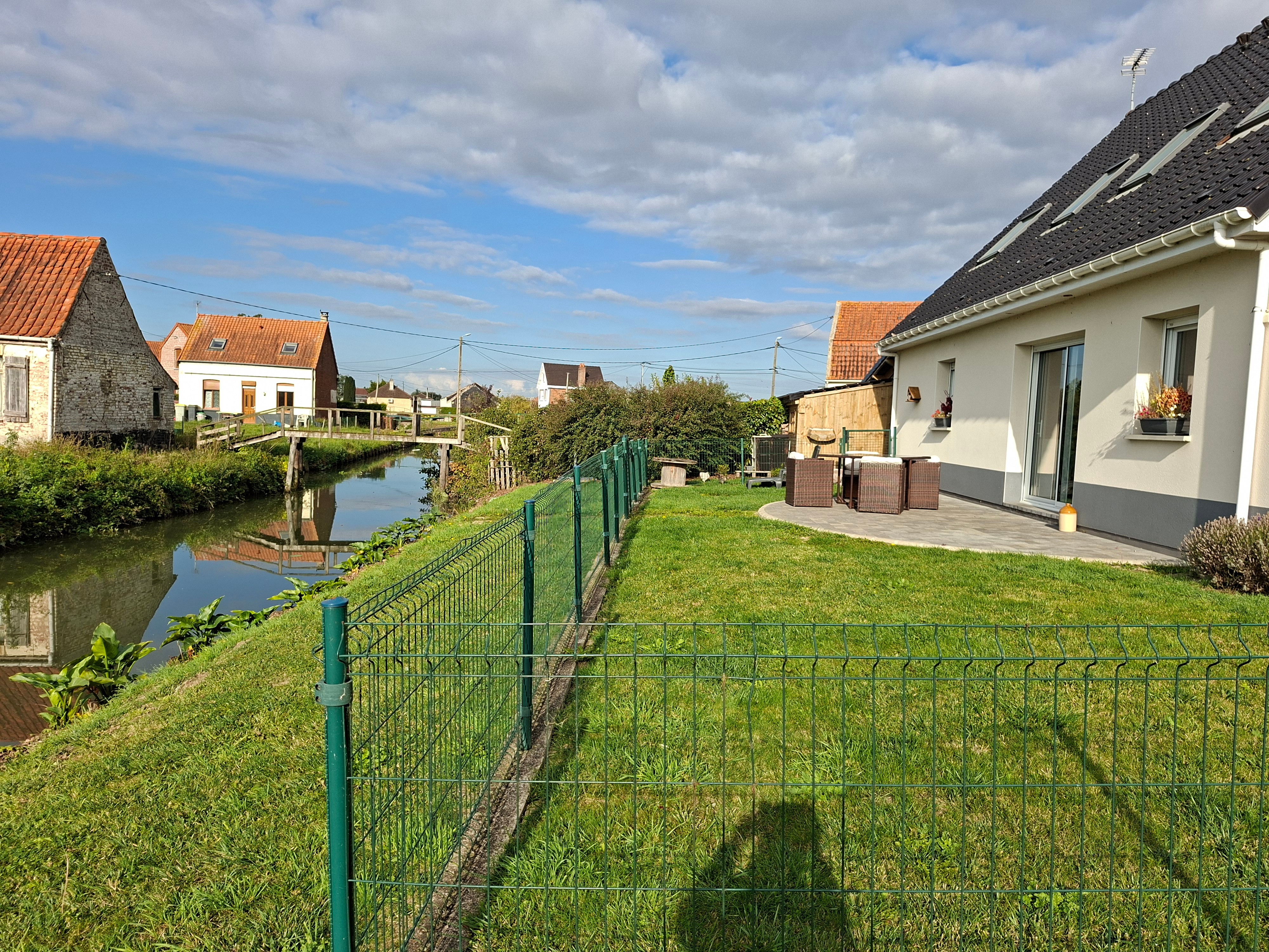 façade arrière donnant sur la rivière