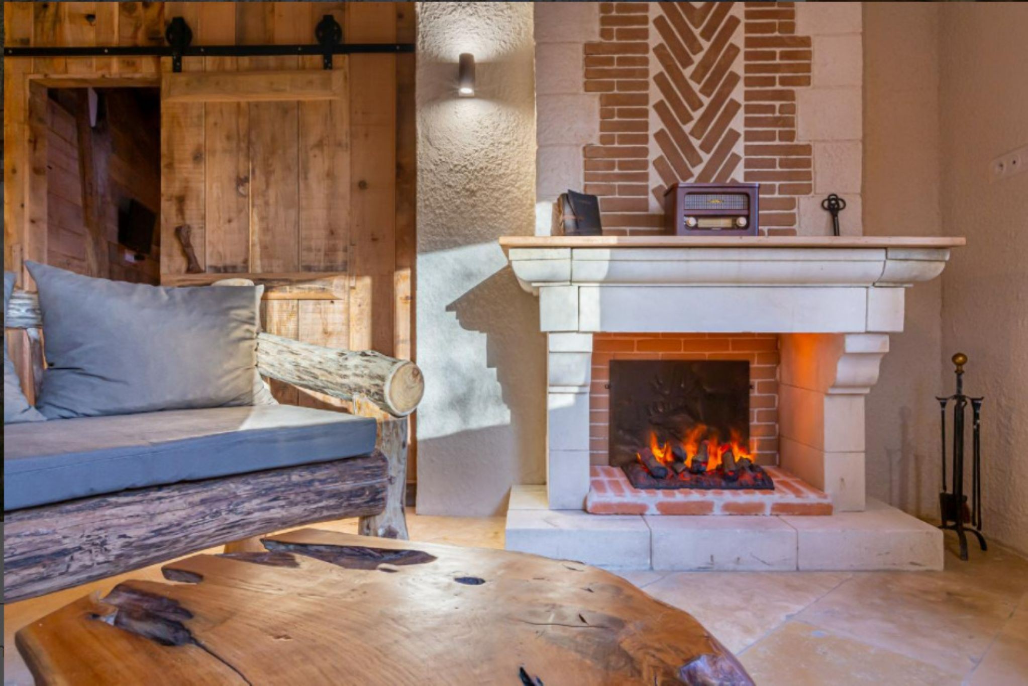 Coin salon avec cheminée du gite insolite Le Cul de Loup près de Chambord