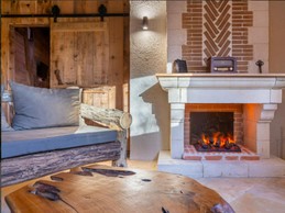 Coin salon avec cheminée du gite insolite Le Cul de Loup près de Chambord