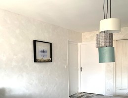 Chambre indépendante pour 2 personnes (lit 140 cm) avec rangements, penderie et coin bureau.