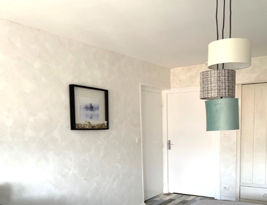 Chambre indépendante pour 2 personnes (lit 140 cm) avec rangements, penderie et coin bureau.