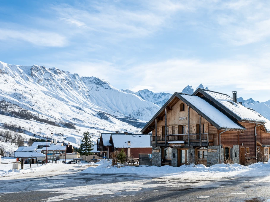 Le chalet et les aiguilles d'Arves