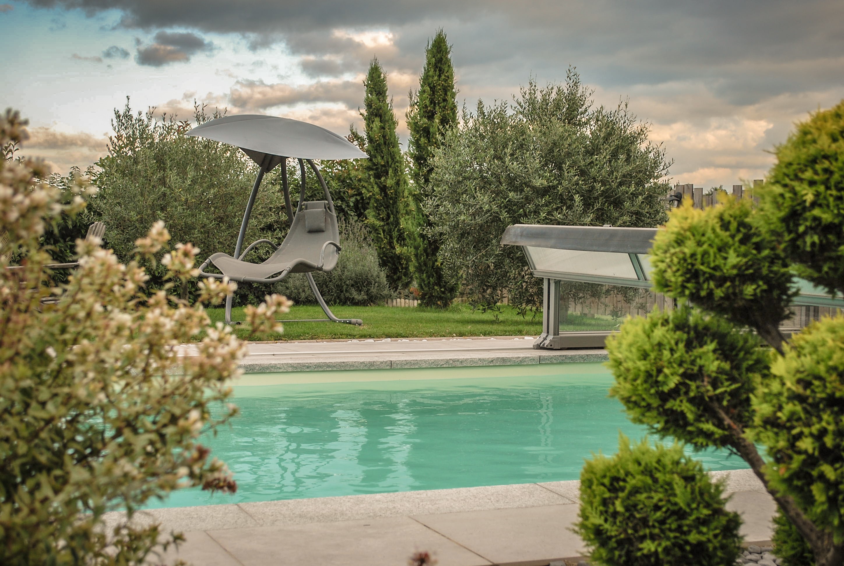 Le Logis de Ecuries, Renaison : la piscine