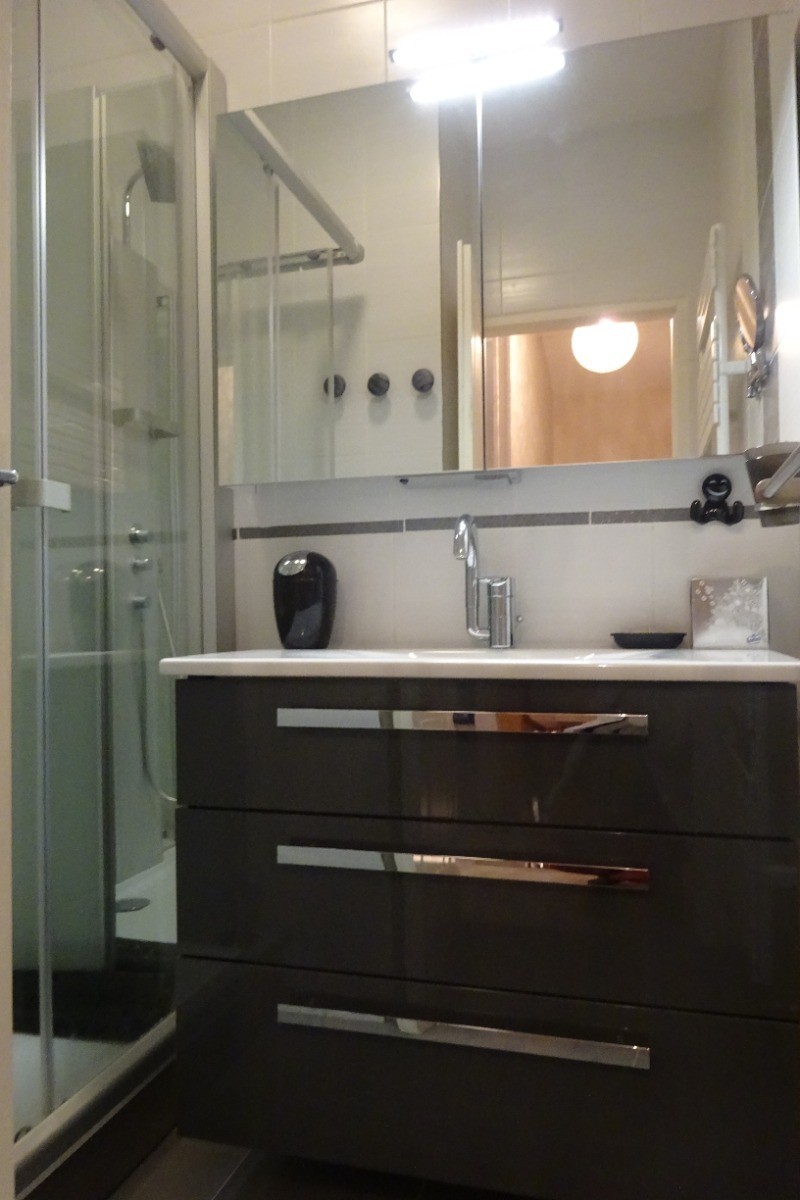 Logement au centre des Rousses - salle de bain
