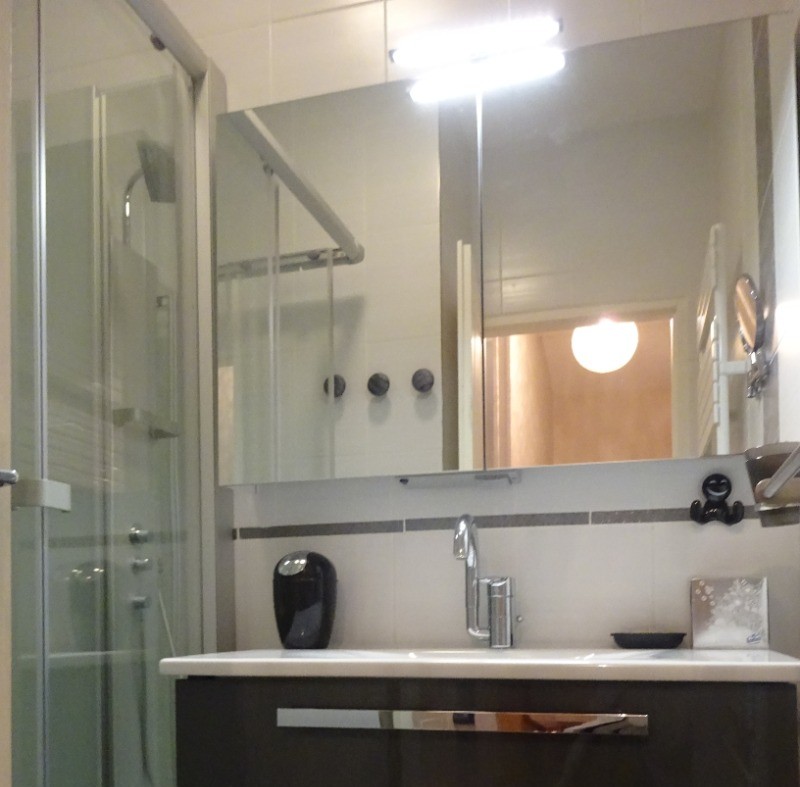 Logement au centre des Rousses - salle de bain