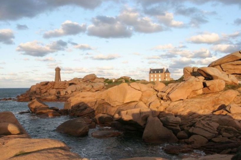 Le Phare de Ploumanac'h sur le sentier des douaniers, en Perros-Guirec