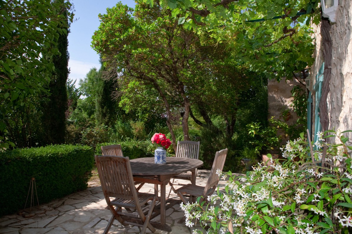 Autre vue de la terrasse séjour-cuisine donnant sur le jardin de "curé"