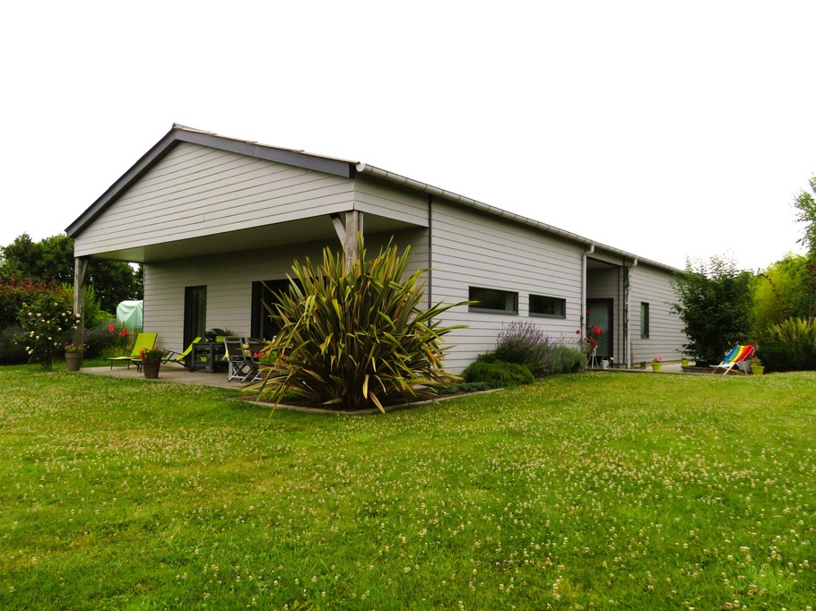 Terrasse commune avec les propriétaires. Accès au jardin commun. Terrasse privative également avec accès indépendant.