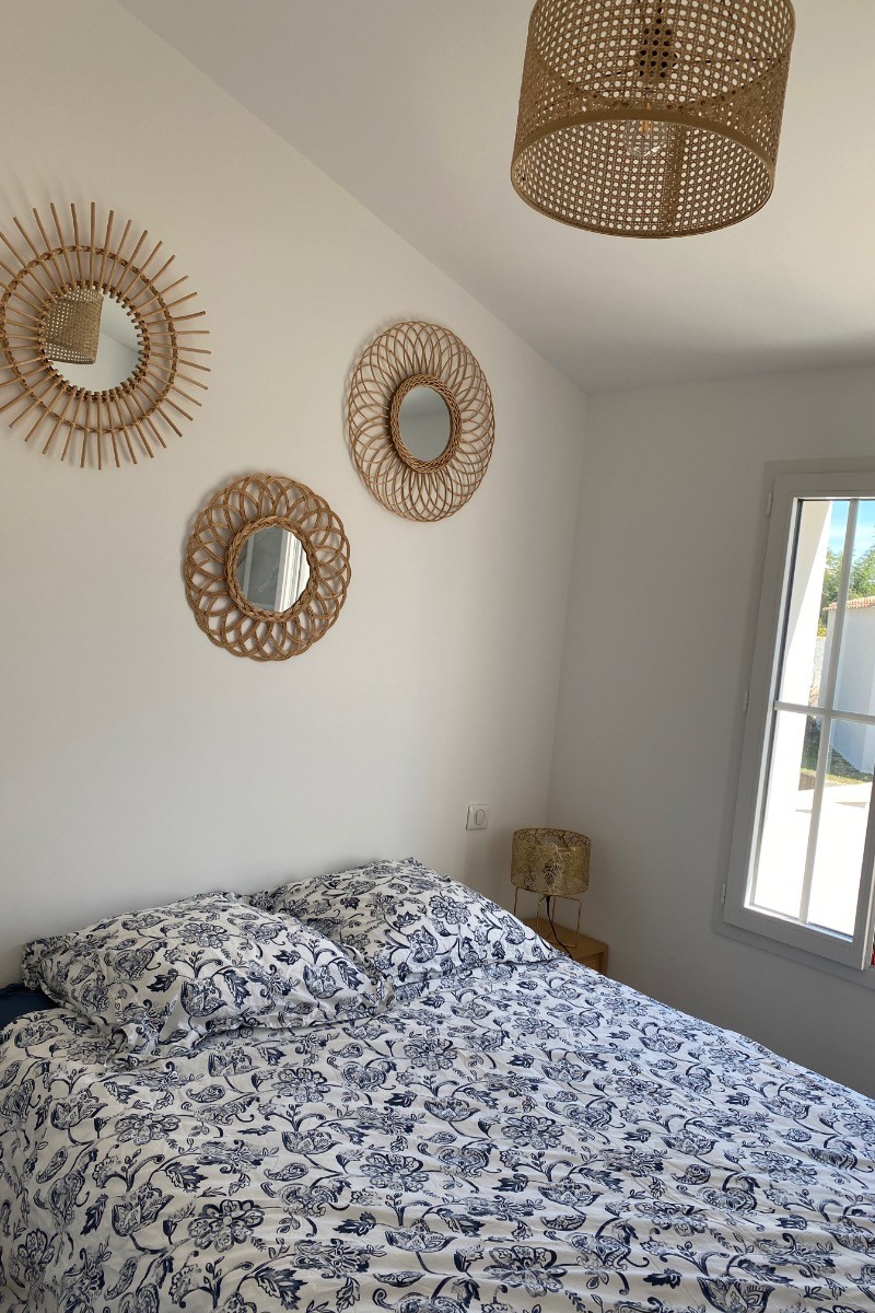 Chambre avec lit de 140x190 et placard coulissant