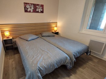 Chambre avec deux lits simples du gîte Jonquille
