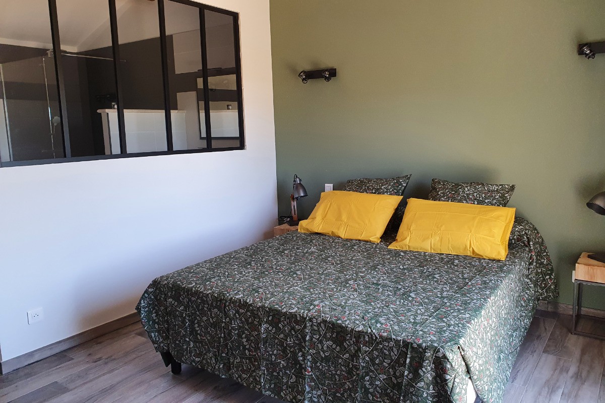 Chambre avec salle de bain attenante