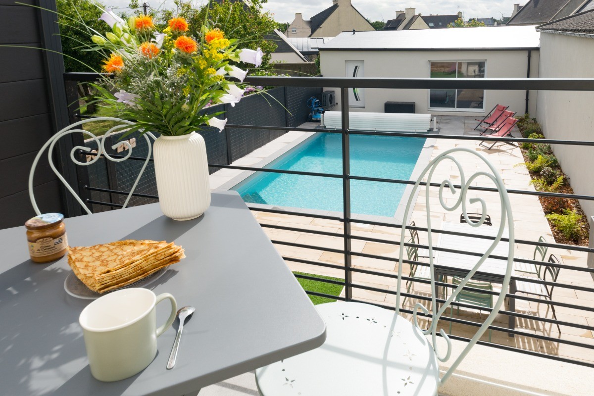balcon terrasse au 1er étage avec vue sur la piscine