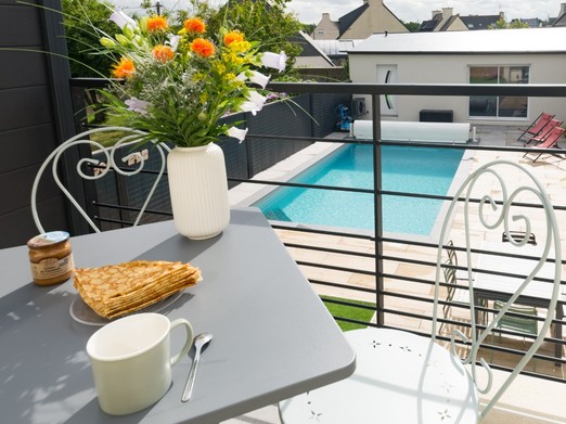 balcon terrasse au 1er étage avec vue sur la piscine