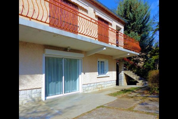Vue de la location entrée au RDC : terrasse privative, accès jardin commun