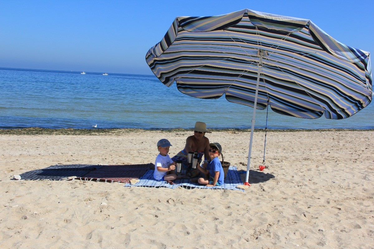 Le bleu c'est le ciel et la mer ... le "blanc" c'est le sable et l'espace c'est la meilleure façon d'agrandir "le séjour" ! Le pique-nique n'est pas fourni mais bons produits dans le pays ...