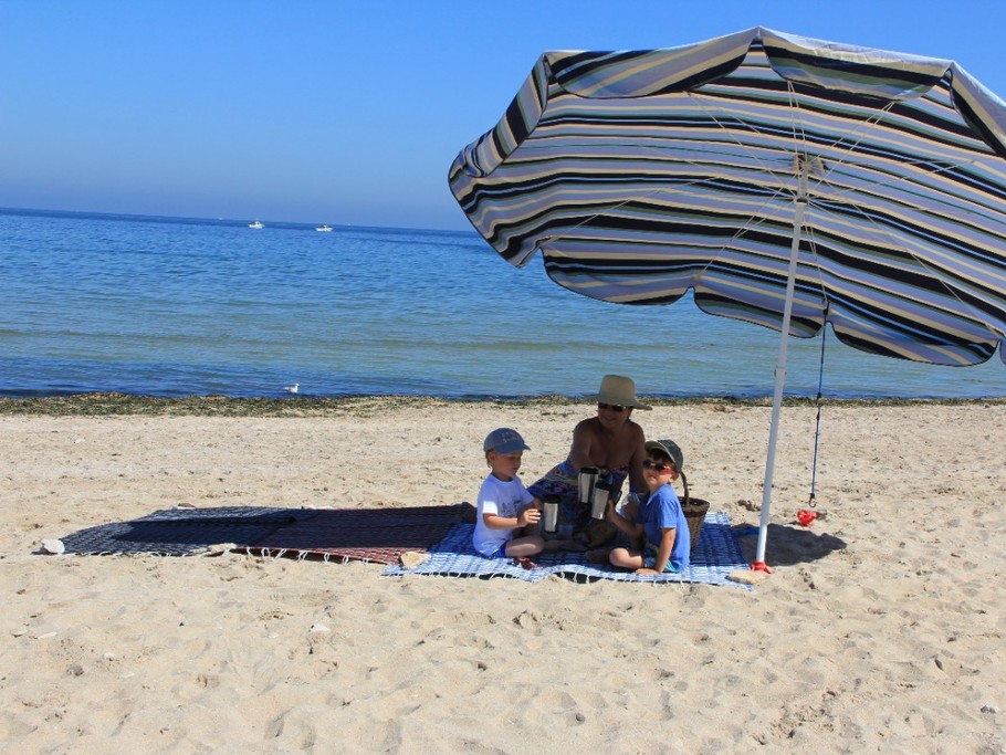 Le bleu c'est le ciel et la mer ... le "blanc" c'est le sable et l'espace c'est la meilleure façon d'agrandir "le séjour" ! Le pique-nique n'est pas fourni mais bons produits dans le pays ...
