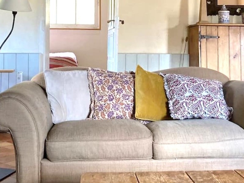 Grand salon chaleureux avec poutres apparentes et cheminée d'apparat. En enfilade, entrée, salle de billard et séjour / cuisine.
Crédits photo : Mégane ARNAL