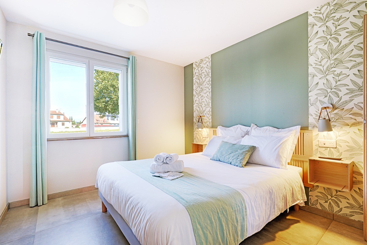 Chambre verte avec salle d'eau attenante RDC
