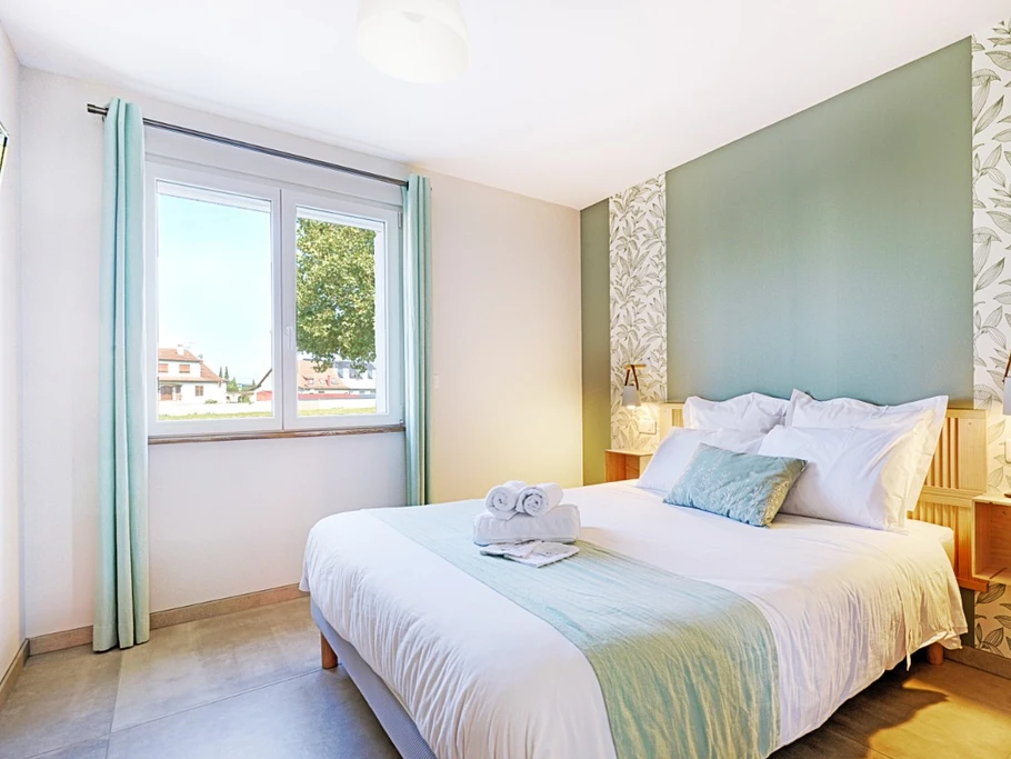 Chambre verte avec salle d'eau attenante RDC