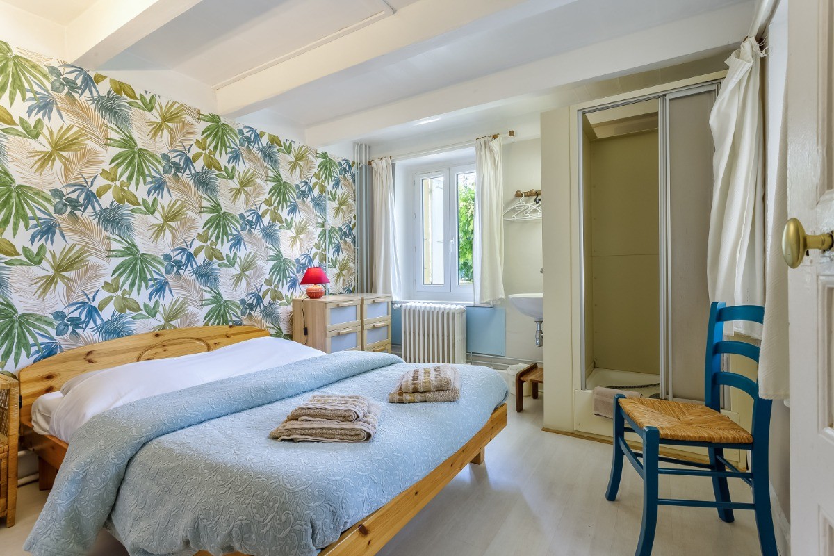 chambre N°6 1 lit double avec douche et lavabo