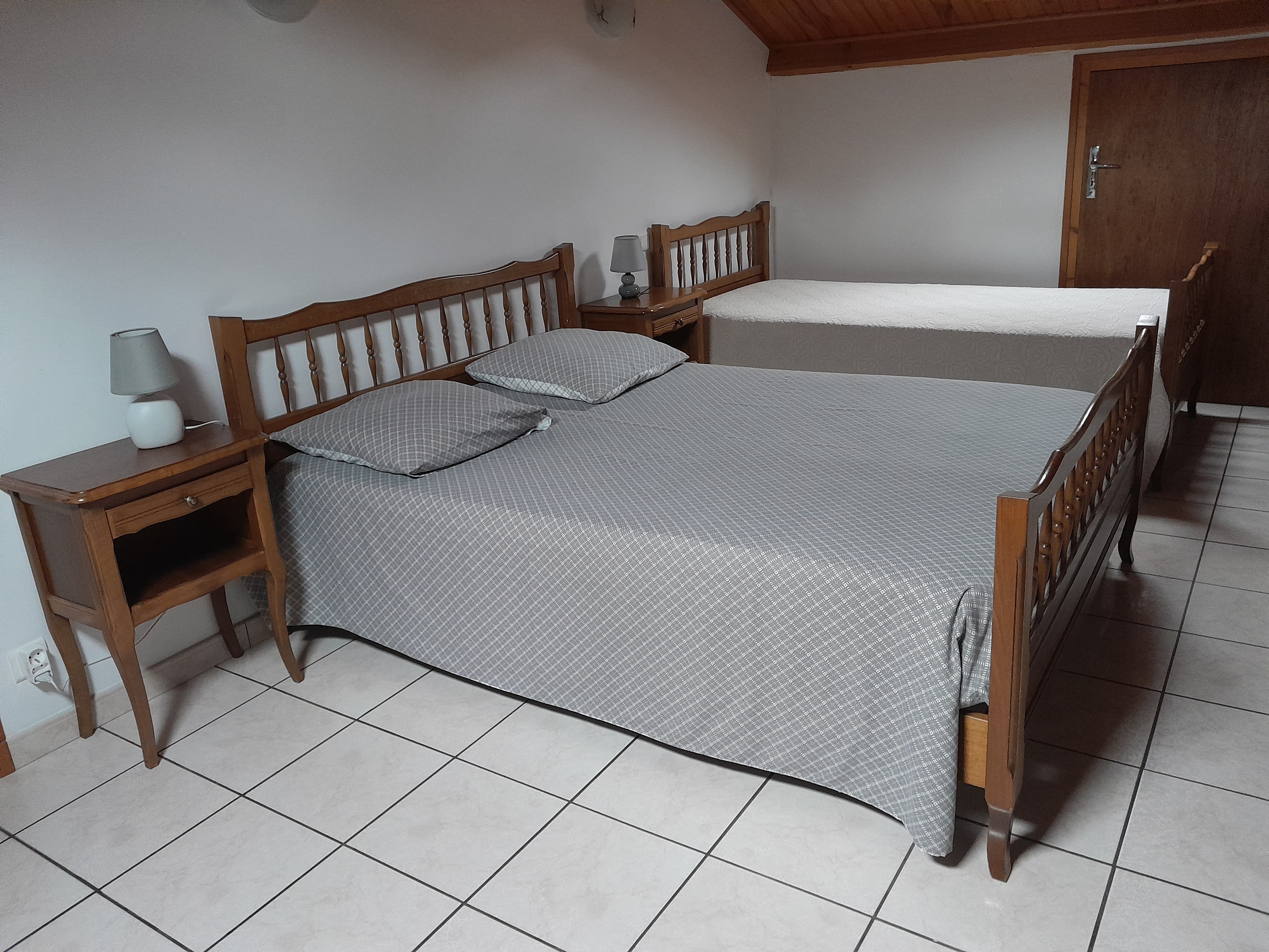 chambre avec un lit en 140, en 90 et un lit bébé