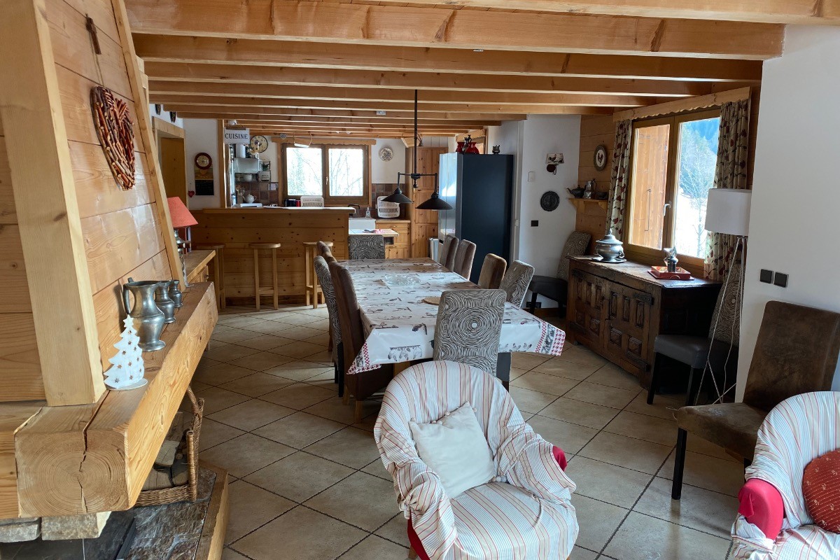 Au premier plan, le coin salon autour de la cheminée