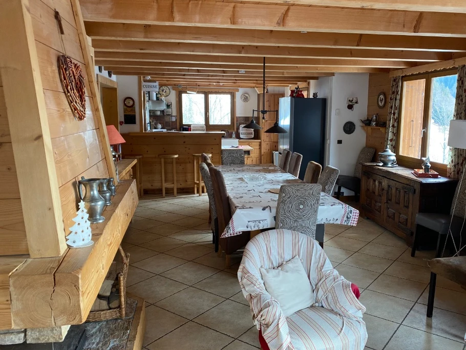 Au premier plan, le coin salon autour de la cheminée