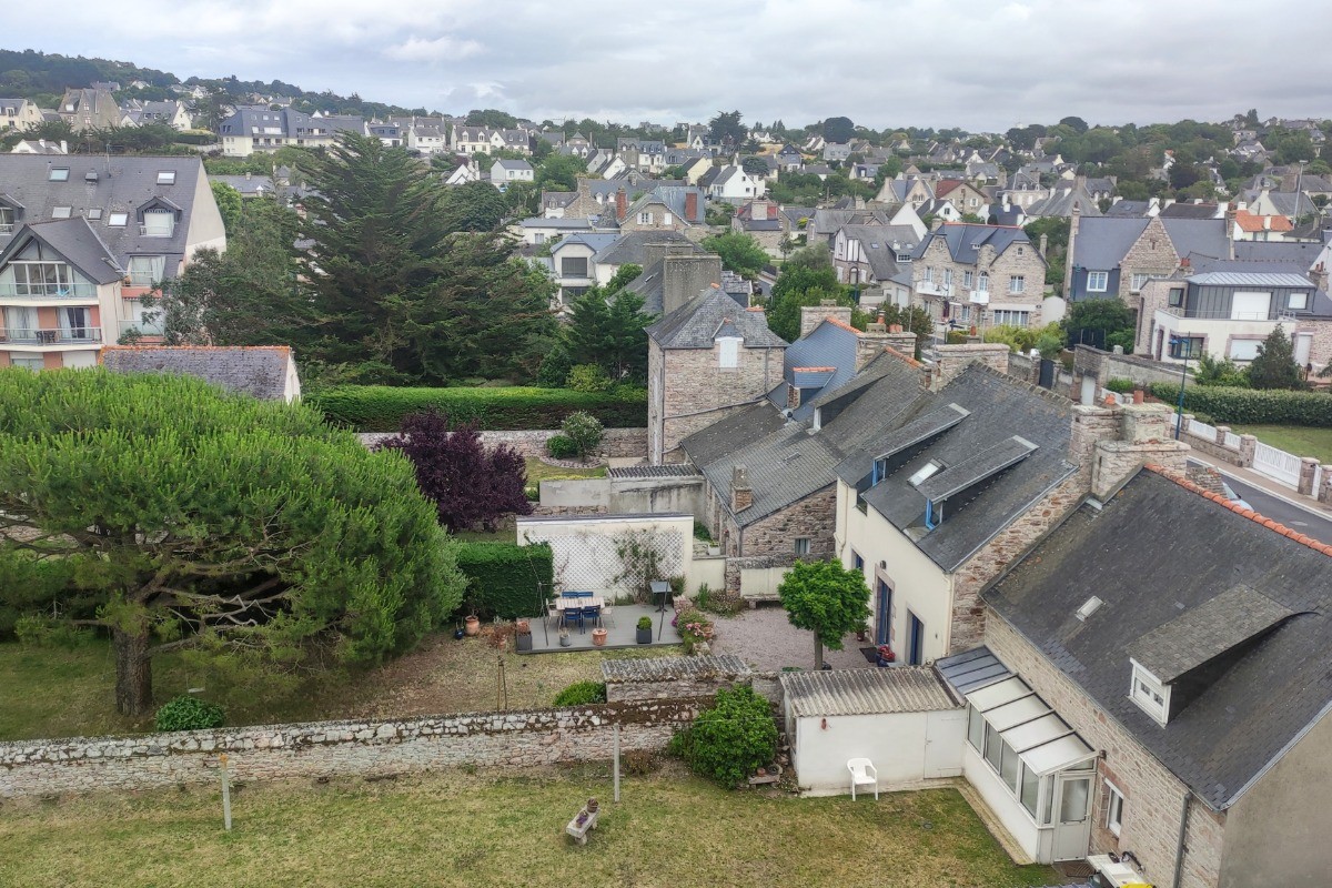 vue depuis les chambres sur des jardins ( très calme)