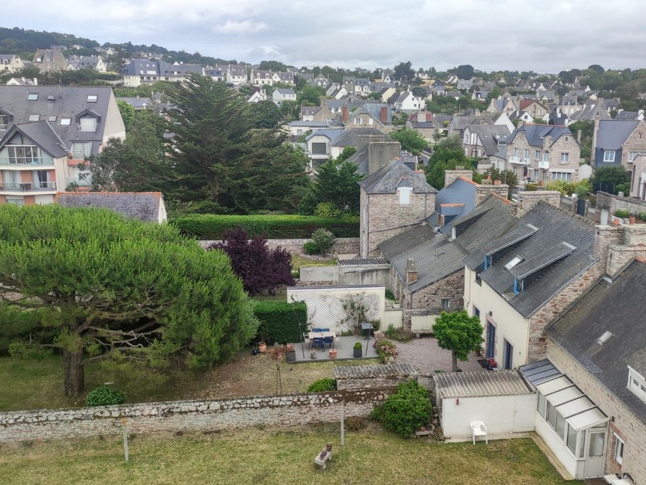 vue depuis les chambres sur des jardins ( très calme)