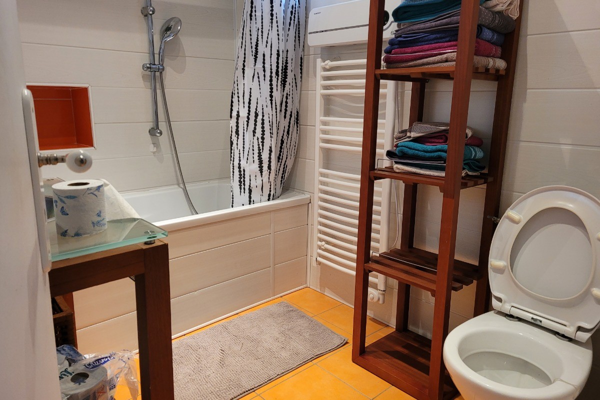 DELCROIX, location,  Clévacances, Runan, salle de bain RDC avec baignoire et WC