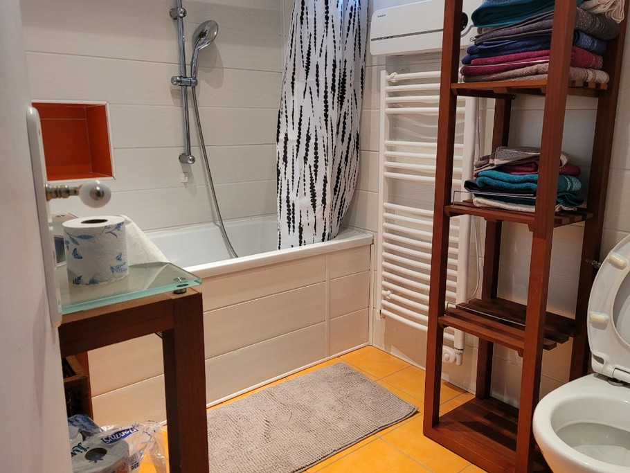 DELCROIX, location,  Clévacances, Runan, salle de bain RDC avec baignoire et WC