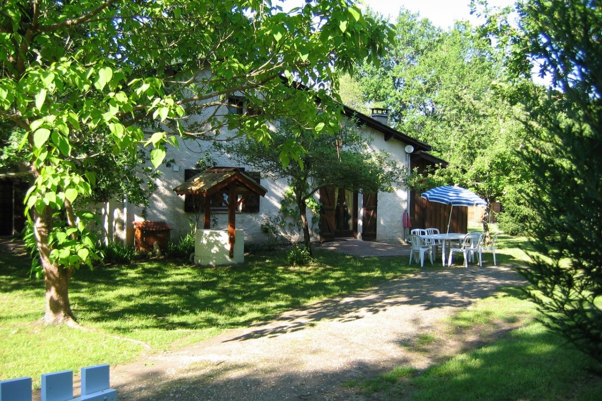 Maison et le jardin caché par la haie de droite