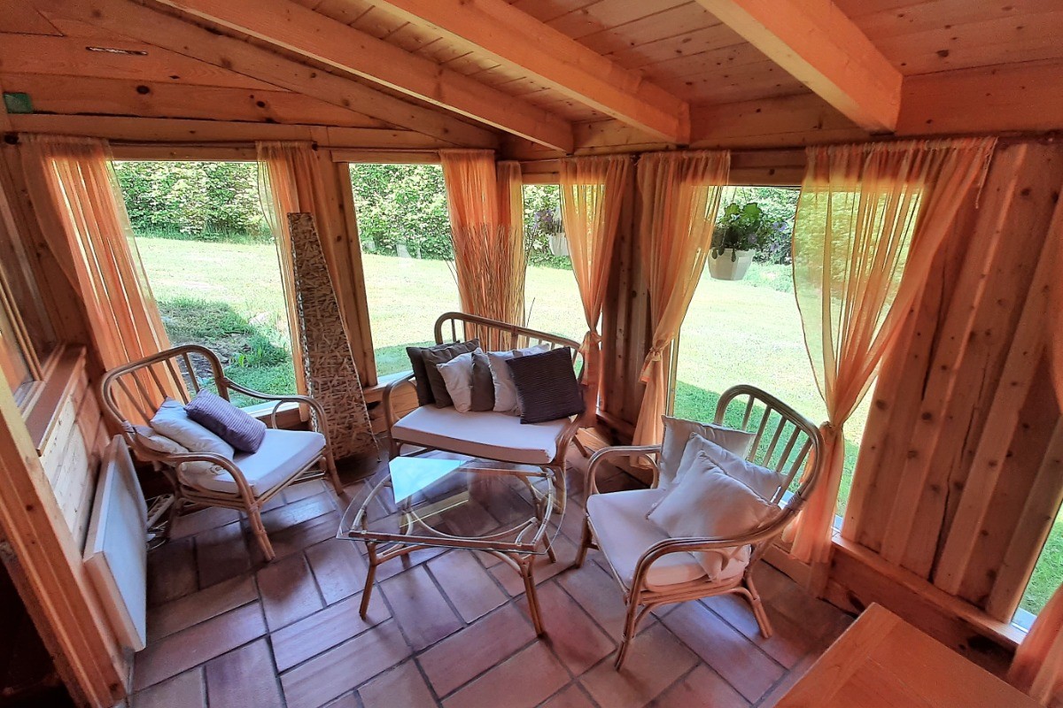 Véranda - salle à manger - coin détente.