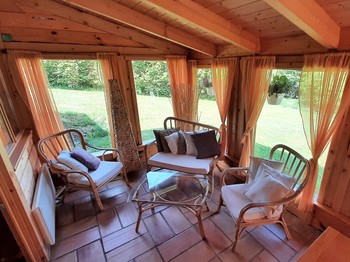 Véranda - salle à manger - coin détente.