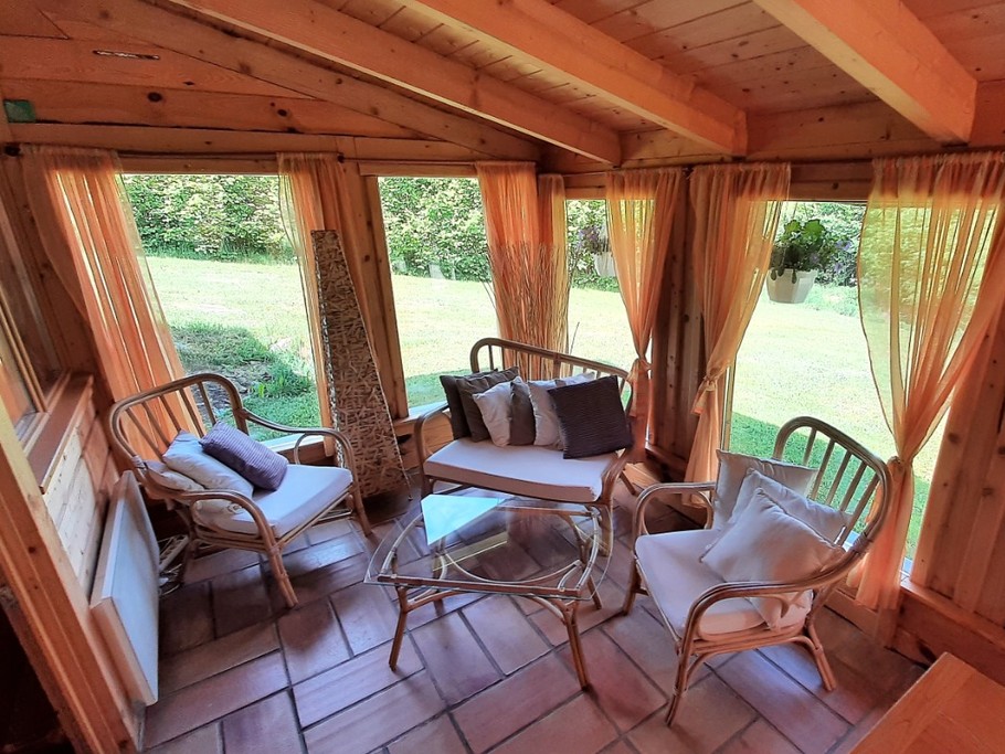 Véranda - salle à manger - coin détente.