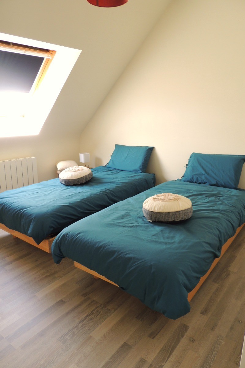 Chambre 1 - 1er étage : 2 lits à 90 *photo avec parure de lit -percale de coton uni- labellisé Made In Green by OEKO-TEX 
*en option  pour 10€ par lit