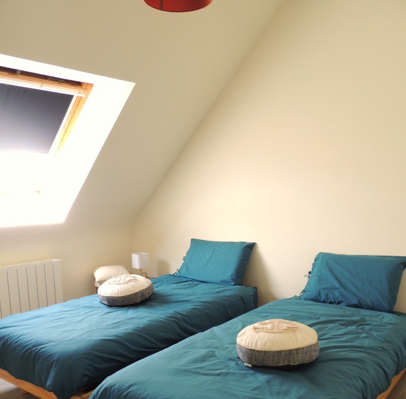 Chambre 1 - 1er étage : 2 lits à 90 *photo avec parure de lit -percale de coton uni- labellisé Made In Green by OEKO-TEX 
*en option  pour 10€ par lit