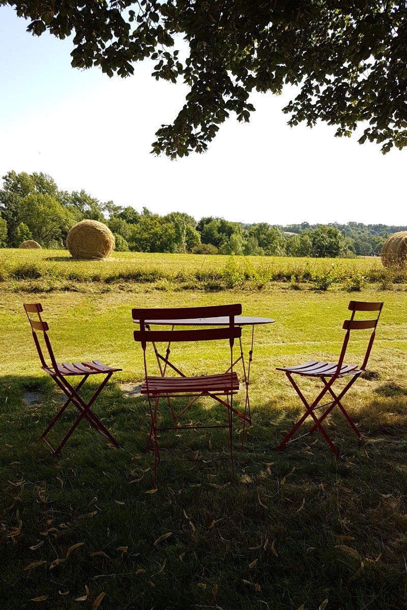 Moment de détente dans le jardin, face à la campagne environnante