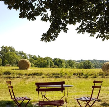 Moment de détente dans le jardin, face à la campagne environnante