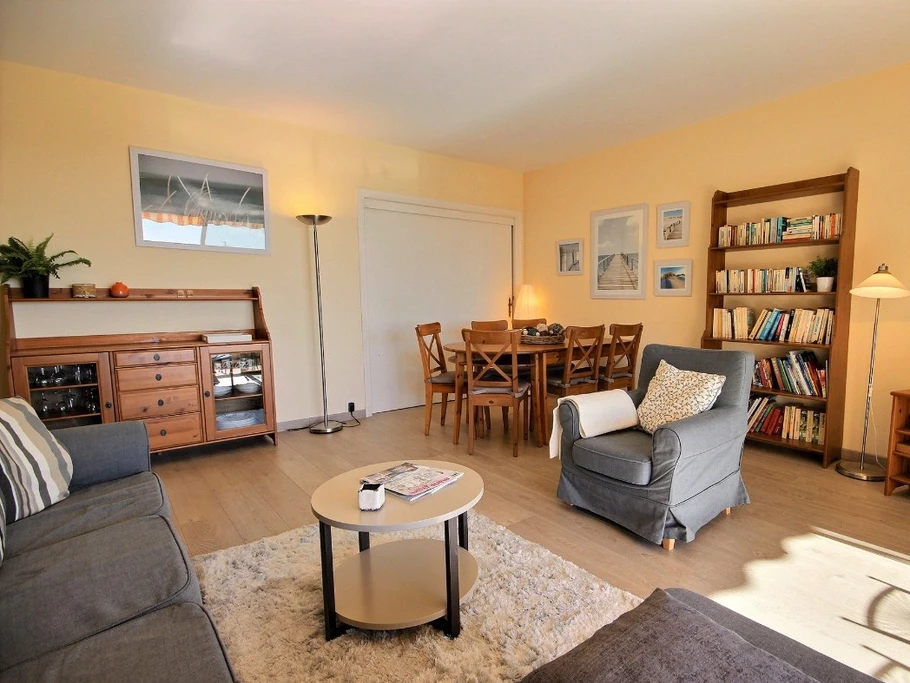 Pièce à vivre donnant sur une grande terrasse vue mer